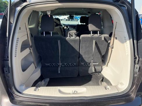 Used 2023 Chrysler Voyager LX FWD image 9