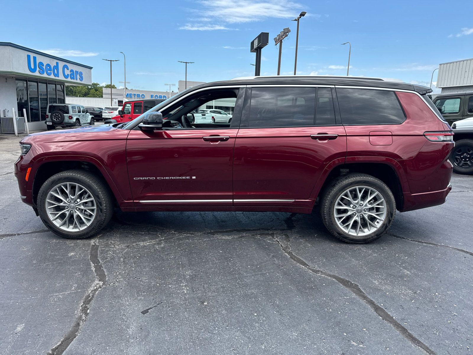 Used 2023 Jeep Grand Cherokee L Summit w/ Advanced Protech Group IV AWD/4WD image 3