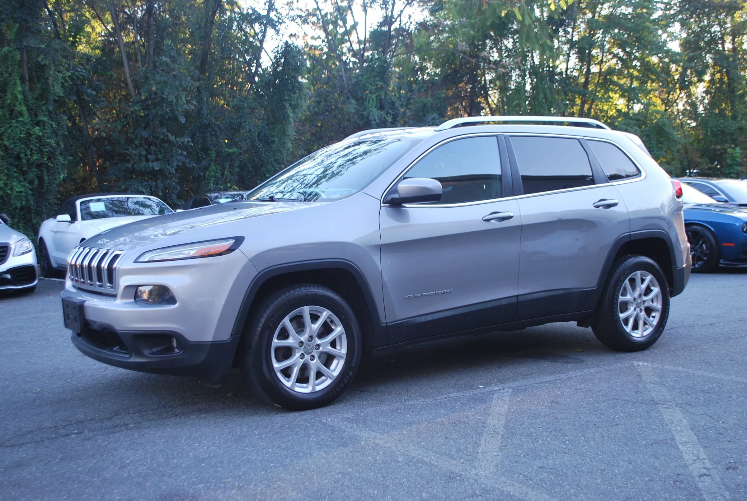 Used 2016 Jeep Cherokee Latitude w/ Cold Weather Group AWD/4WD image 3