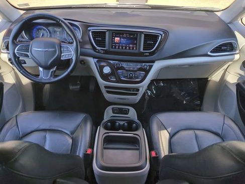 Used 2019 Chrysler Pacifica Touring-L FWD image 14