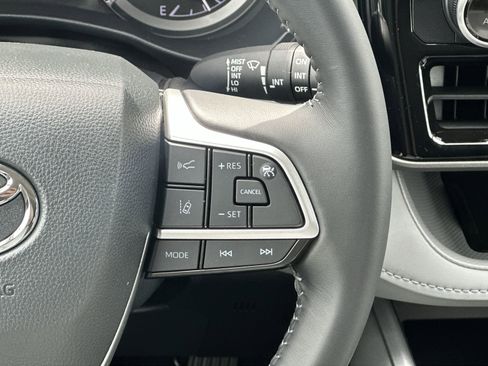 Used 2024 Toyota Highlander XLE AWD/4WD image 21