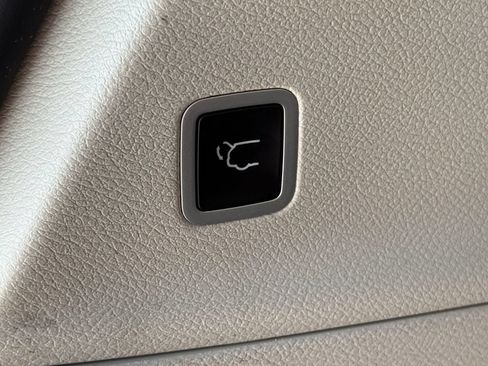 Used 2023 Chrysler Pacifica Touring-L FWD image 30