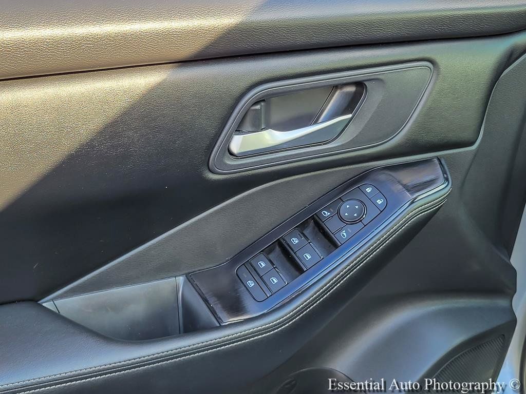 Used 2025 Nissan Rogue SV FWD image 14