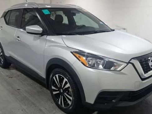 Used 2018 Nissan Kicks SV image 4