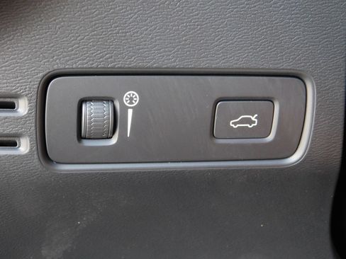 Used 2021 Volvo XC40 T4 Momentum FWD image 29