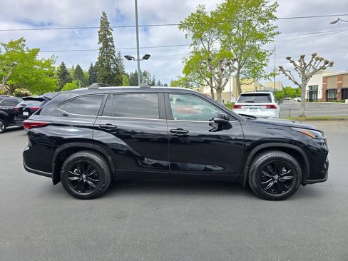 Used 2024 Toyota Highlander XLE AWD/4WD image 12