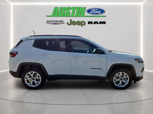 Used 2025 Jeep Compass Latitude w/ Sun & Sound Group AWD/4WD image 4
