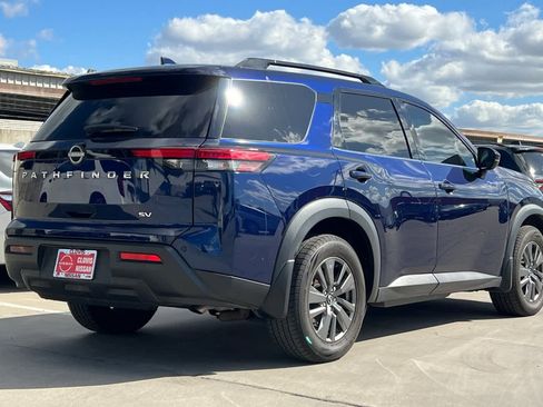 Certified 2022 Nissan Pathfinder SV image 3