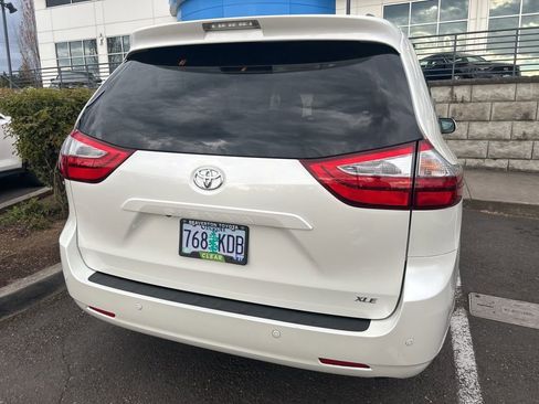 Used 2017 Toyota Sienna XLE w/ XLE Navigation Package image 5