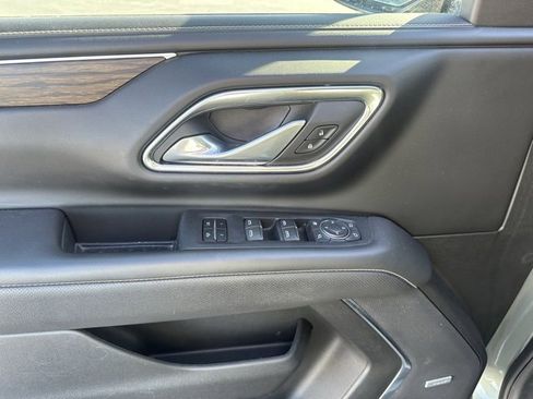 Used 2023 Chevrolet Suburban Premier image 3