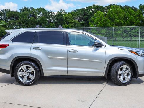 Used 2017 Toyota Highlander Limited AWD/4WD image 5