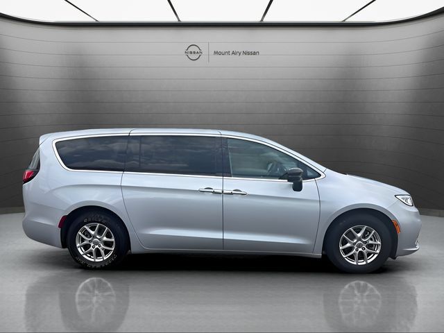 Used 2024 Chrysler Pacifica Touring-L FWD image 3