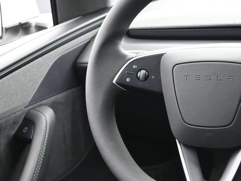 Used 2026 Tesla Model Y 2WD image 26