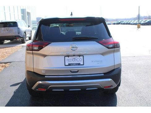 Used 2021 Nissan Rogue Platinum image 4