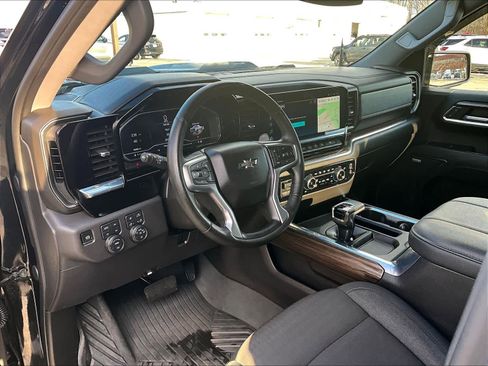 Used 2024 Chevrolet Silverado 1500 LT Trail Boss w/ Convenience Package II image 8