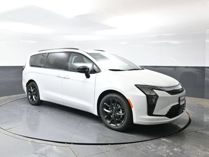 New 2027 Chrysler Pacifica Limited w/ Family Tech Group