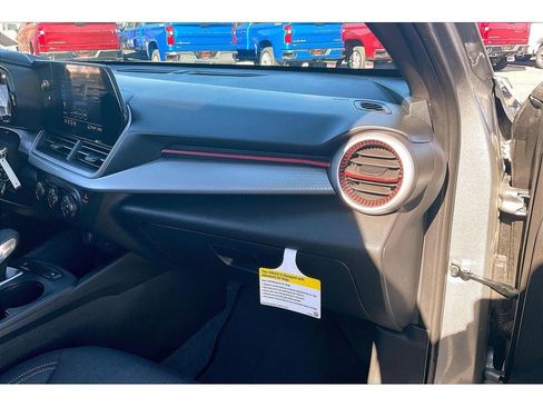 Used 2025 Chevrolet Trax RS w/ Sunroof Package image 18