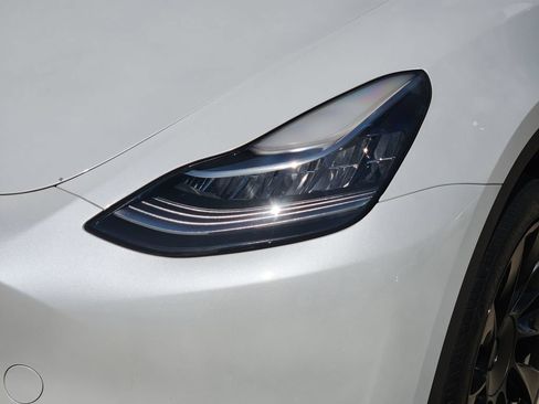 Used 2023 Tesla Model Y Long Range AWD/4WD image 9