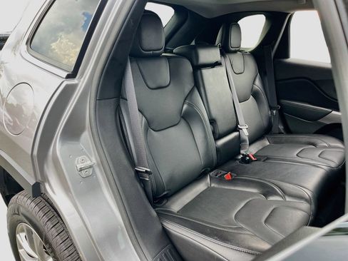 Used 2021 Jeep Cherokee Latitude Lux w/ Sun & Sound Group AWD/4WD image 26