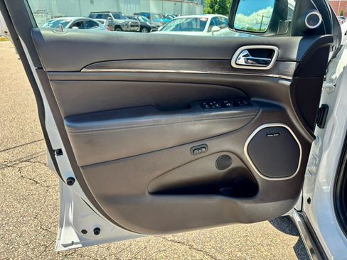 Used 2017 Jeep Grand Cherokee Summit AWD/4WD image 9