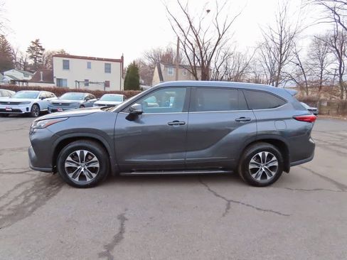 Used 2020 Toyota Highlander XLE image 3