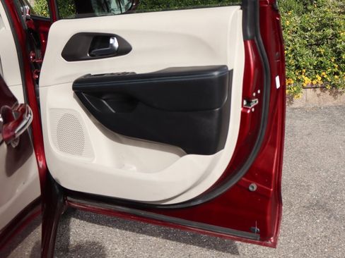 Used 2021 Chrysler Pacifica Touring-L w/ Uconnect Theater Family Group image 40