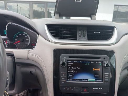 Used 2016 Chevrolet Traverse LT w/ Style and Technology Package FWD image 4
