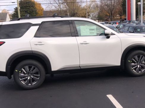 New 2025 Nissan Pathfinder SV image 9