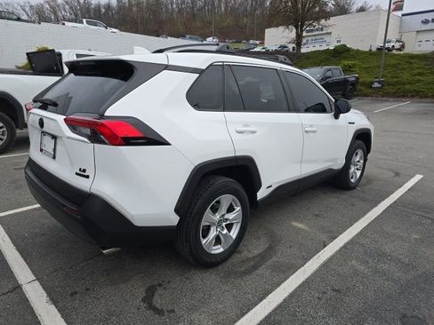 Used 2021 Toyota RAV4 LE image 5