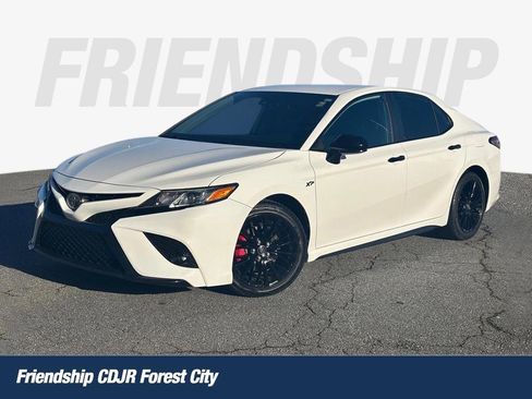 Used 2020 Toyota Camry SE image 1