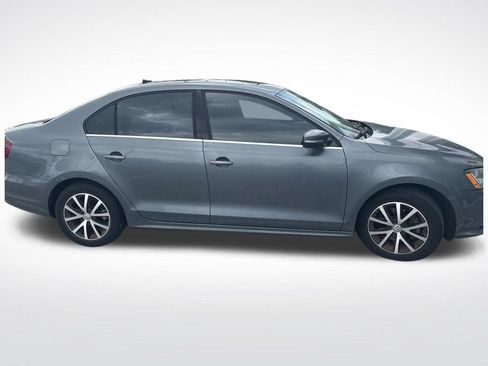 Used 2017 Volkswagen Jetta SE FWD image 3