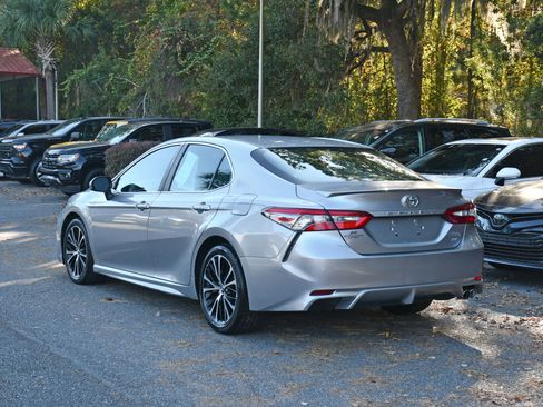 Used 2018 Toyota Camry SE image 3