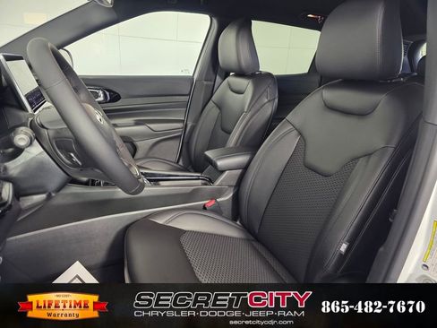 New 2026 Jeep Compass Latitude image 10