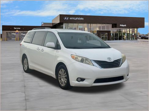 Used 2011 Toyota Sienna XLE w/ XLE Navigation Pkg FWD image 7