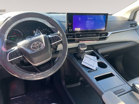 New 2026 Toyota Sienna XLE image 10