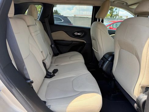 Used 2015 Jeep Cherokee Latitude w/ Comfort/Convenience Group FWD image 20