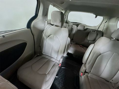 Used 2020 Chrysler Pacifica Touring image 12