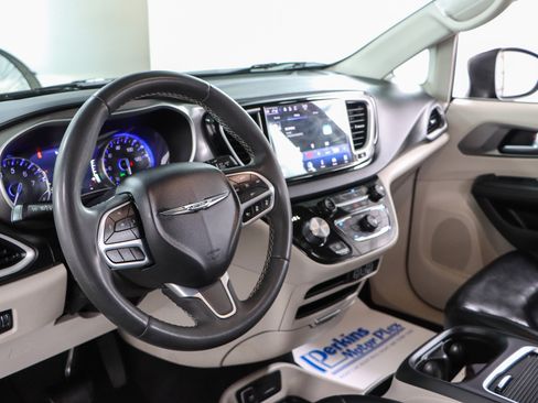 Used 2023 Chrysler Pacifica Touring-L FWD image 22