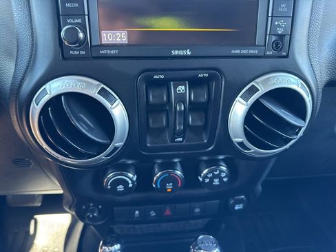 Used 2017 Jeep Wrangler Unlimited Sahara w/ Connectivity Group AWD/4WD image 20