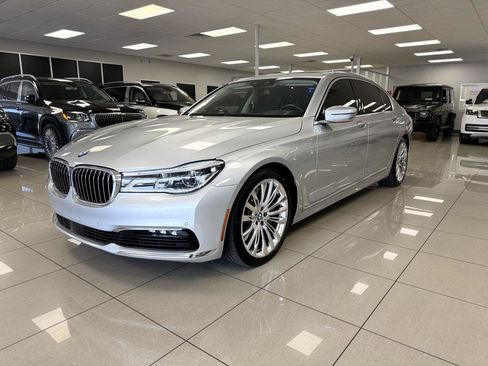 Used 2018 BMW 750i RWD image 8