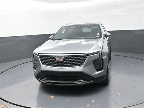Used 2024 Cadillac XT4 Premium Luxury image 2