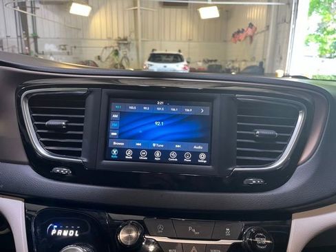 Used 2023 Chrysler Pacifica Touring-L FWD image 10