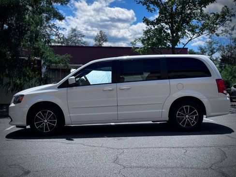 Used 2017 Dodge Grand Caravan SXT w/ Blacktop Package FWD image 4