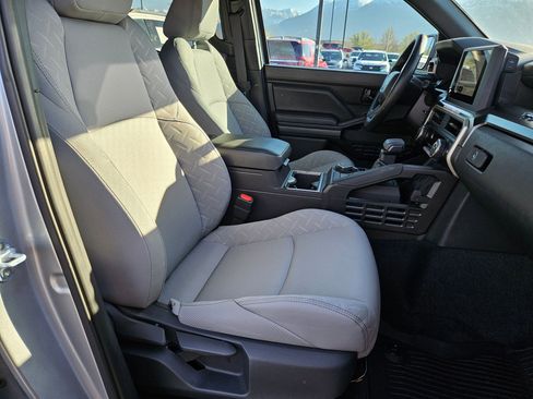 Used 2025 Toyota Tacoma SR5 AWD/4WD image 33