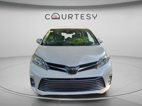 Used 2020 Toyota Sienna XLE FWD image 28