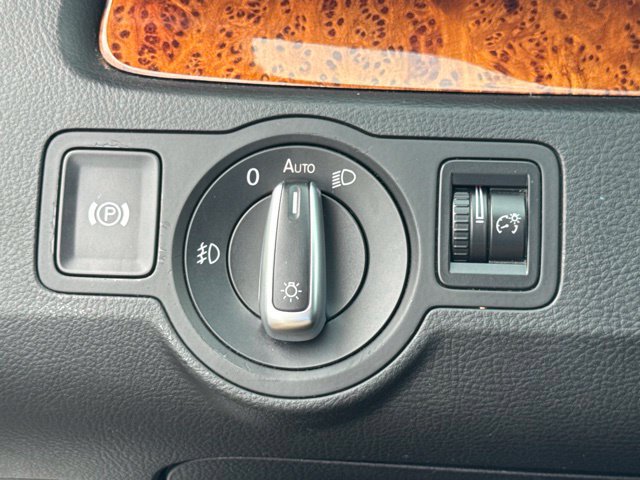 Used 2011 Volkswagen CC Lux FWD image 45
