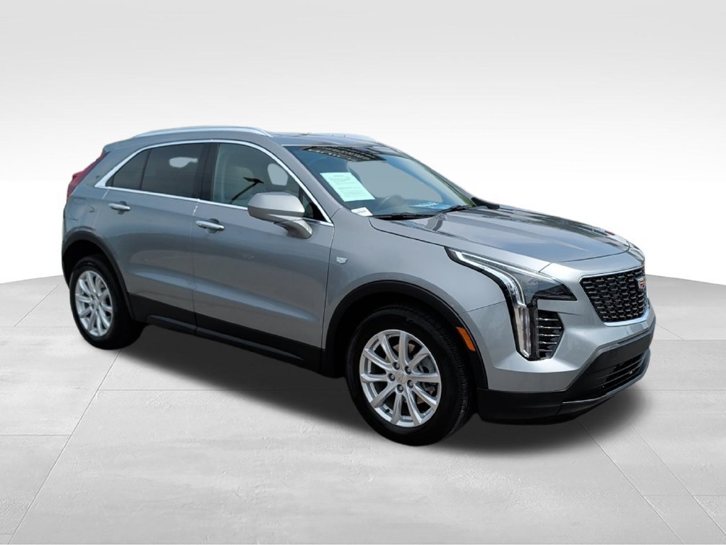 Used 2023 Cadillac XT4 Luxury w/ Cold Weather Package FWD image 3