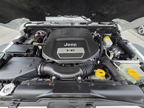 Used 2017 Jeep Wrangler Unlimited Sahara w/ Connectivity Group image 30