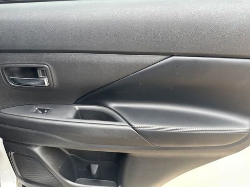 Used 2020 Mitsubishi Outlander AWD image 25