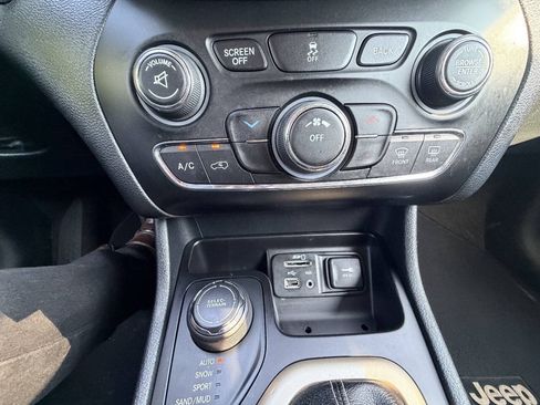 Used 2016 Jeep Cherokee Latitude AWD/4WD image 8